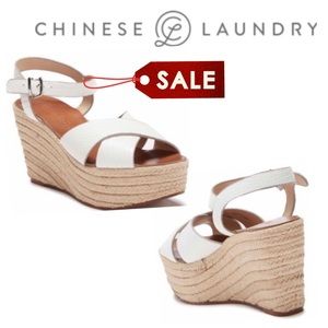 🌺Host Pick🌺 Chinese Laundry white snake embossed wedges